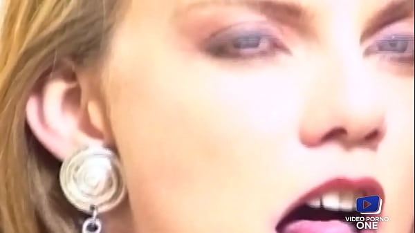 Zara Whites si fa scopare nel bel mezzo di un sogno erotico con Carole Tr&eacute_dille