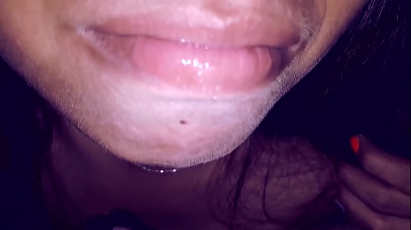 Diese mexikanische Amateurin schluckt das ganze Sperma, nachdem sie den Schwanz sehr gut gelutscht hat