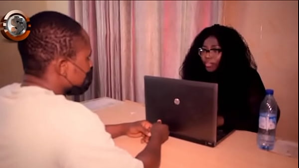 Eheberaterin hat eine Klientin in ihrem Büro gefickt (Büroschlampe)