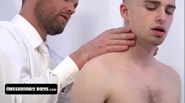 Il presidente Jesse Zeppelin incontra due ragazzi più grandi nella stanza dei rituali per mettere alla prova la loro lealtà all'ordine