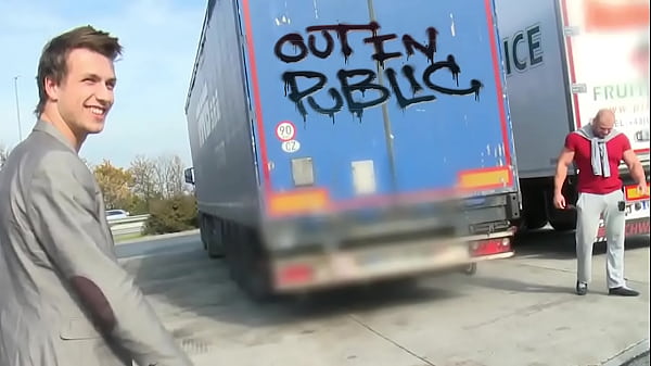 GAYWIRE - Studenti cechi che fanno sesso gay in pubblico!