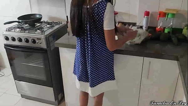 Hijastra cocinando, su padrastro se aprovecha de ella cuando la dejan sola en casa