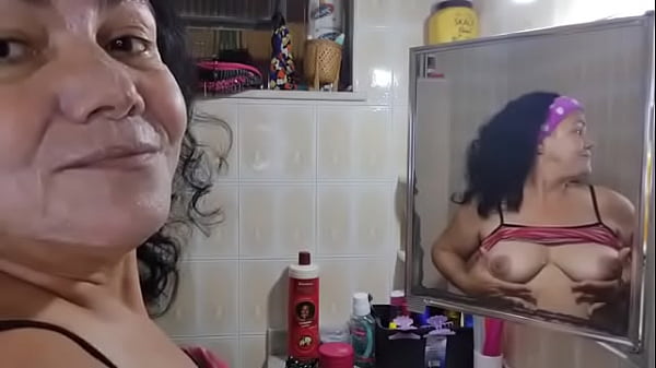 Passando creme no rosto