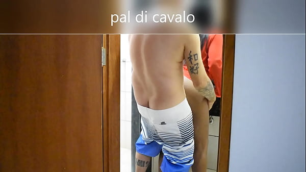 Una ragazza bellissima_molto sexy dà il culo a quello dotato che la spinge