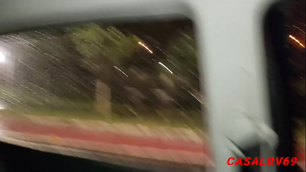 Primera vez en el mirador de Jundia_ pedimos ayuda a un desconocido para grabarnos teniendo sexo en plena calle, el desconocido fue bien recompensado por su ayuda, ya está disponible el vídeo con el desconocido en el mirador_