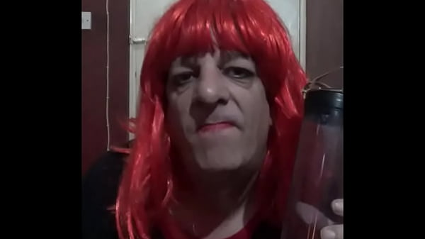 Der bisexuelle Crossdressing-Schwule Mark Wright wollte unbedingt die Pisse eines anderen Mannes probieren und gleichzeitig mehr von seiner eigenen schlucken