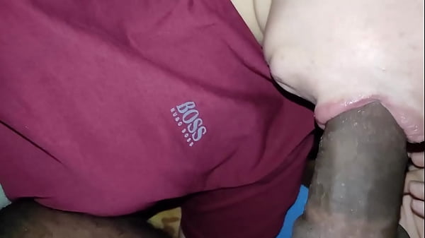 Me follo a mi linda cuando no hay nadie en casa, le meto la verga en la boca mientras ella esta durmiendo la siesta, luego me la follo sin que pueda verme