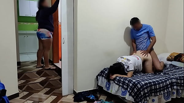 Mi vecina y yo follamos a escondidas de mi esposa cornuda, ella limpia y lo hacemos sin que ella nos vea, que rico es meterle mi gran verga a mi vecina