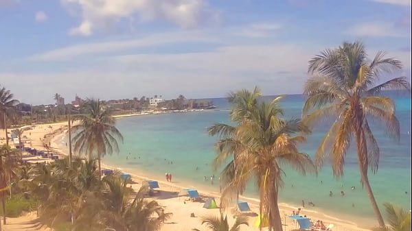 Anale profondo... L'amico di mio marito mi porta a fare una passeggiata e devo pagarlo con la figa e il culo