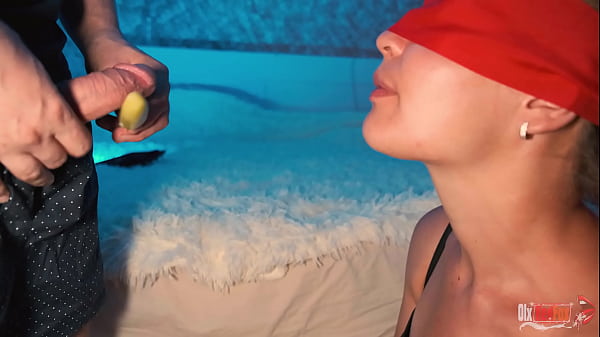 Engañé a mi madrastra para que me chupara la polla en el juego Adivina el sabor