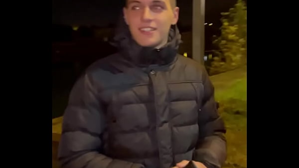 Jovencito angustiado le da el culo a un chico desagradable