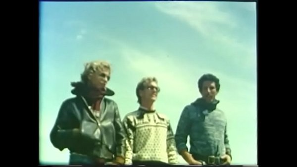 A la rubia afrutada le gusta combinar poner un poco de baba en la perilla y bailar en la puerta trasera al mismo tiempo.