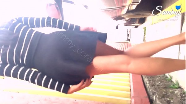 Junge Mexikanerin läuft durch die Stadt