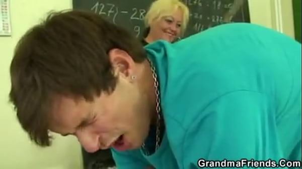 Tedesco: Puttana arrapata viene scopata duramente!