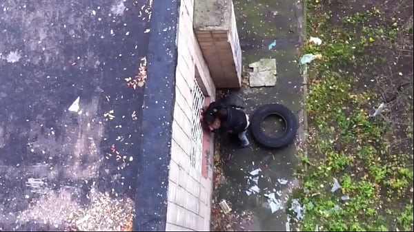 Un cornudo mira cómo follan a su mujer detrás de su casa