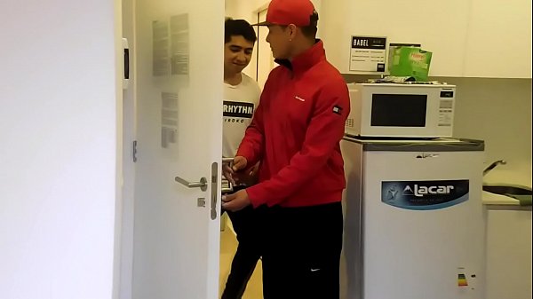 vende a la madre sin que ella se de cuenta, ella es enferma se coje todo lo que ve