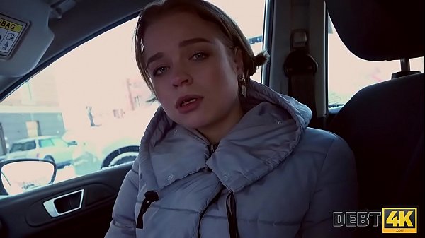 DEBITO4k. Una bella ragazza ripaga il debito che ha preso per le sue tettone finte con la sua figa