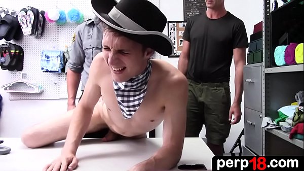 Il suo patrigno collabora con l'ufficiale di sicurezza, anche se il ragazzo nega le accuse