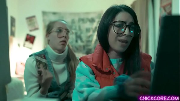 Le adolescenti lesbiche nerd Cadence Lux e Serena Blair stanno facendo il loro esperimento con una donna virtuale in 3D e l'hanno messa alla prova con una calda sessione a tre.