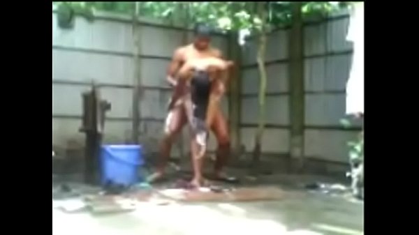 Niña india bañándose desnuda al aire libre y fingiendo ser un chico de la calle