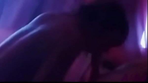 Aksart1 joue de la langue à l'ombre de la lumière