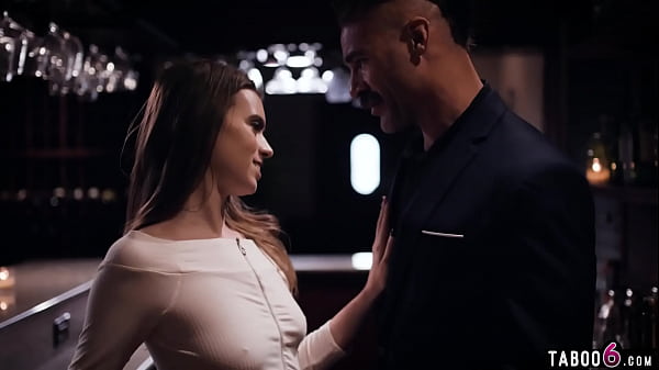 La serveuse adolescente Jill Kassidy a séduit son patron marié, Charles Dera.