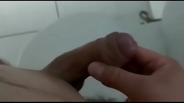 Heißer junger Mann geht auf die Toilette, um Milch abzupumpen