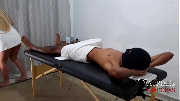 La milf bionda non resiste quando vede la grandezza della dote del giovane e si sente bene *Ines Ventura*