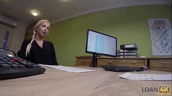 LOAN4K. Freche Blondine fickt um Kredit, um einen neuen Mercedes zu kaufen