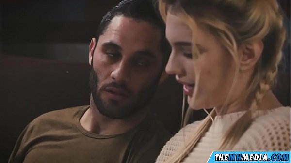 Eine junge Blondine liebt romantischen Sex