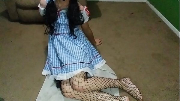 Sissy in cosplay cavalca un dildo