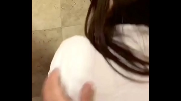 SESSO PUBBLICO!! UNA STUDENTESSA MESSICANA viene SCOPATA nel BAGNO DEGLI UOMINI di un CENTRO COMMERCIALE in CDMX