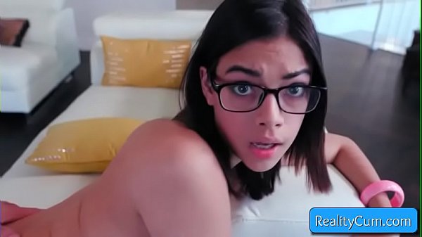 La sexy troia bruna nerd Harmony Wonder si fa sfondare la figa da dietro da un grosso cazzo enorme