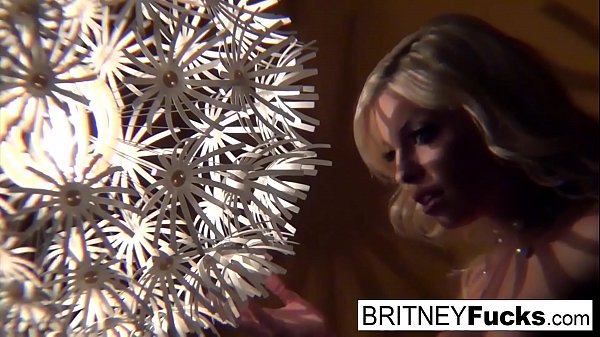 रेट्रो टीज़ और सोलो में सेक्सी गोरी