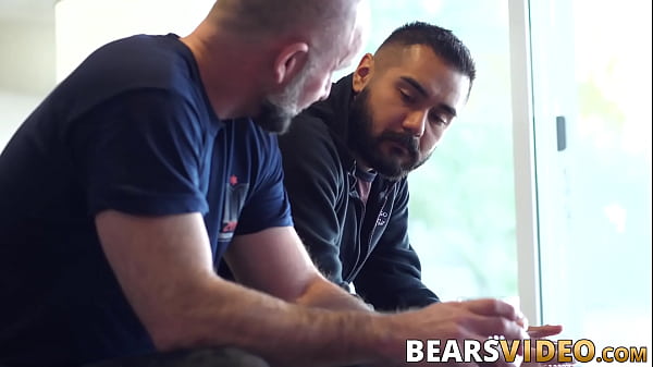 Der Hunk Avi Strider fickt Adam James unermüdlich hart und ohne Sattel