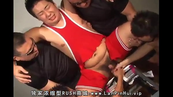 Der mollige Takeru wird von 4 Kerlen gefickt