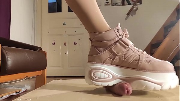 Domina gợi cảm POV dậm chân &amp_ a. nô lệ trong giày pt2 HD