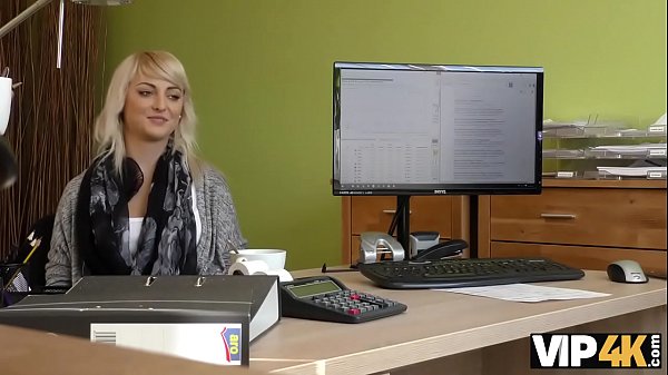 VIP4K。经纪人操了年轻小伙子紧致的阴户，然后他批准了女孩的贷款