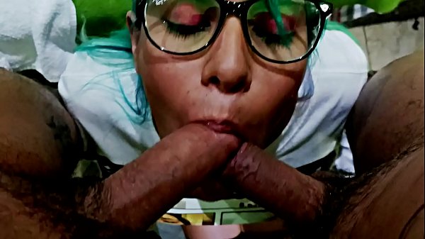 Mexican doing double penetration with her college classmates, two cocks enter her mouth and pussy, flashing, doing an exhibit in the 7th, showing her ass in the street (Verification video)