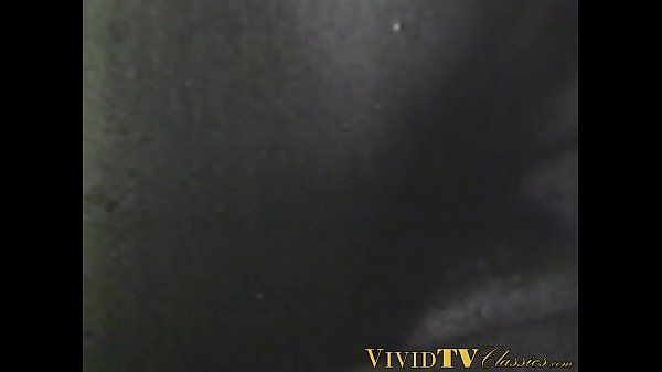 Estrella porno MILF follada y complacida oralmente en porno vintage