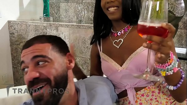 TrannyPros Cis &amp_ Trans BFFs teilen sich einen gut bestückten Freund!