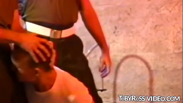 Armeemänner lecken Ärsche und ficken in einem klassischen Pornovideo