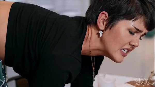 Die zierliche Transe (Daisy Taylor) reitet beim Familienessen den Schwanz eines Mannes – Transangels