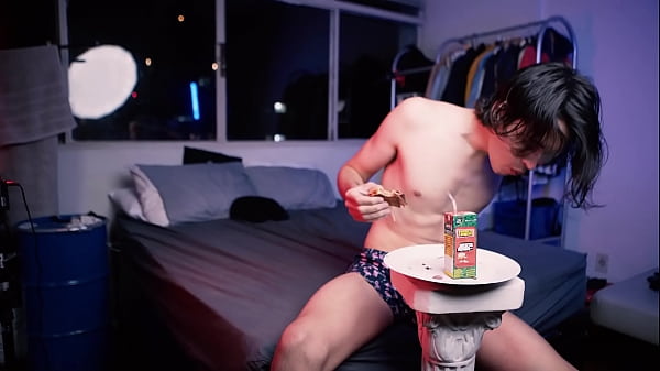 Garoto ASMR depois do banho comendo pizza de short