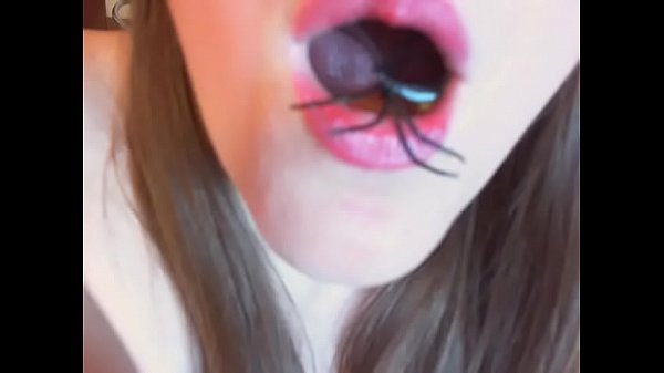 Un video davvero strano e super fetish che mi ragni nella figa e nella bocca
