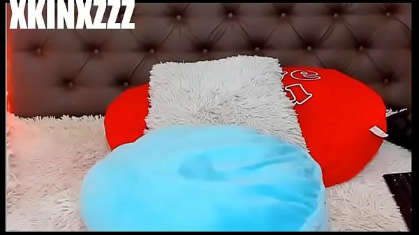 Blanquita puta ense&ntilde_ando las tetas en Chaturbate