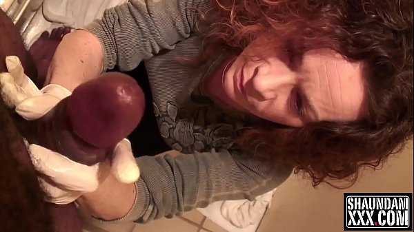 LAVORO MANO IN QUARANTENA TROIA CHE SI AFFACCIA SHAUNDAM IN BAGNO