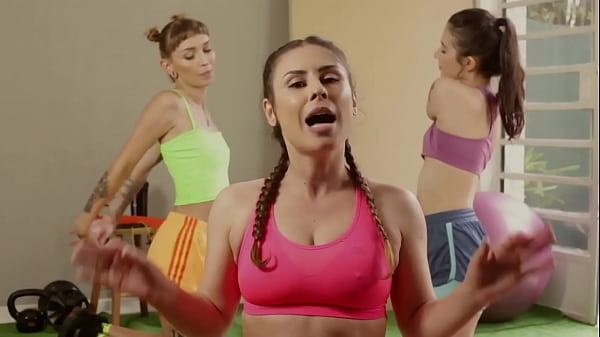 La sexy teenager latina si diverte