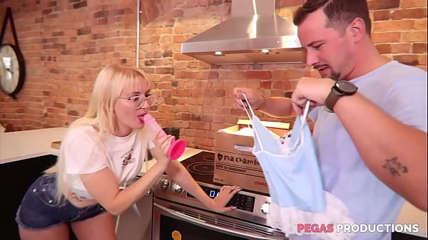 Pegas Productions - Bouger avec une petite salope tatouée !