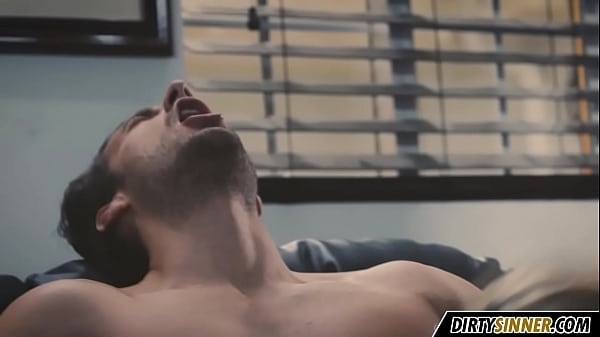 sexe romantique avec une jolie fille blonde